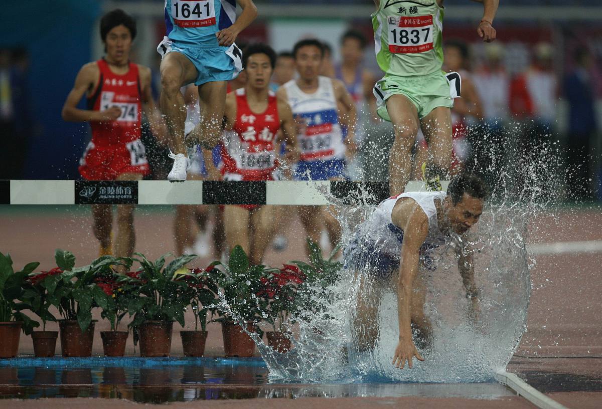 爱游戏官网-田径选手赛后落泪，背后故事感人