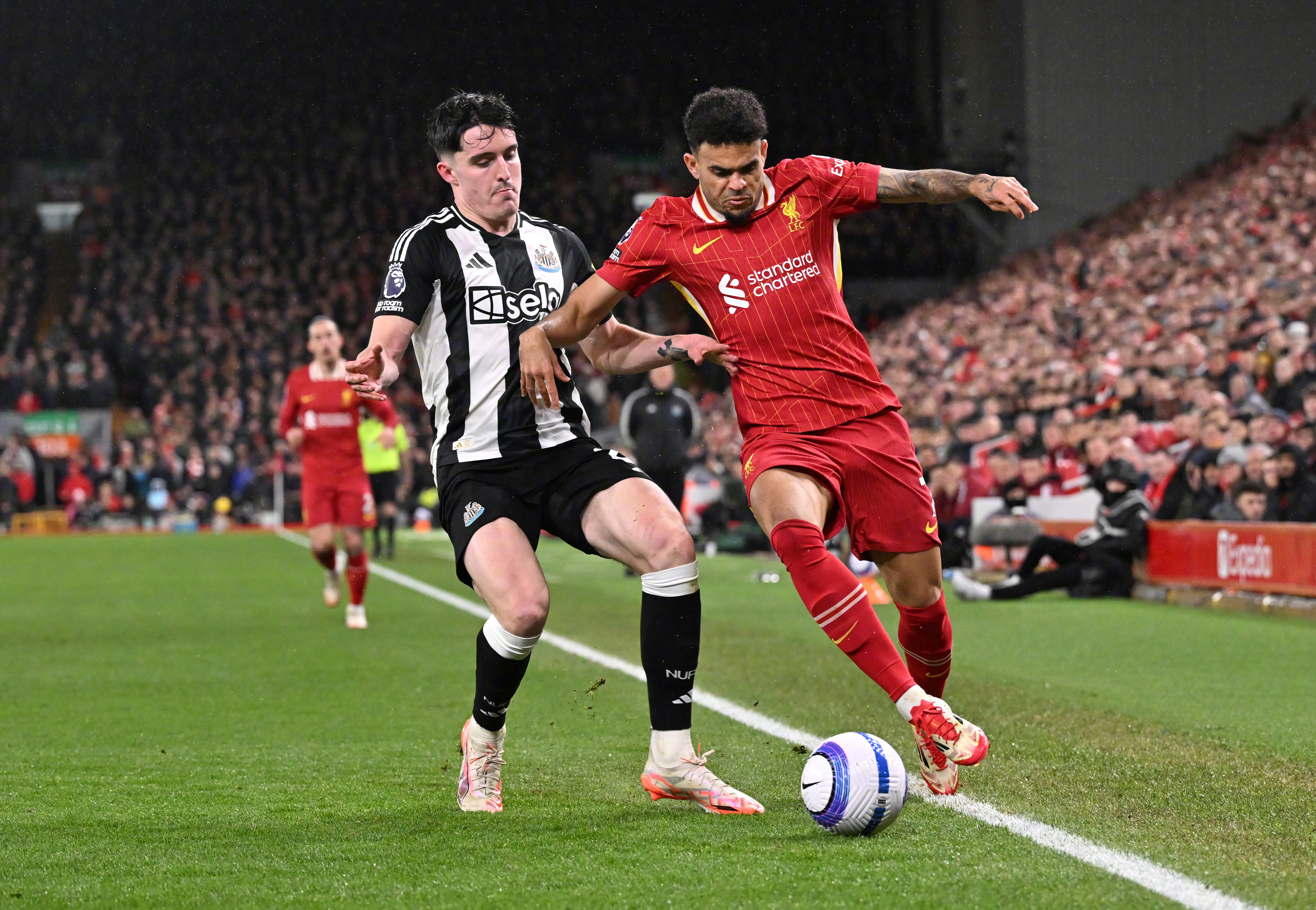 英超惊险逆转取胜，粉丝狂欢不已