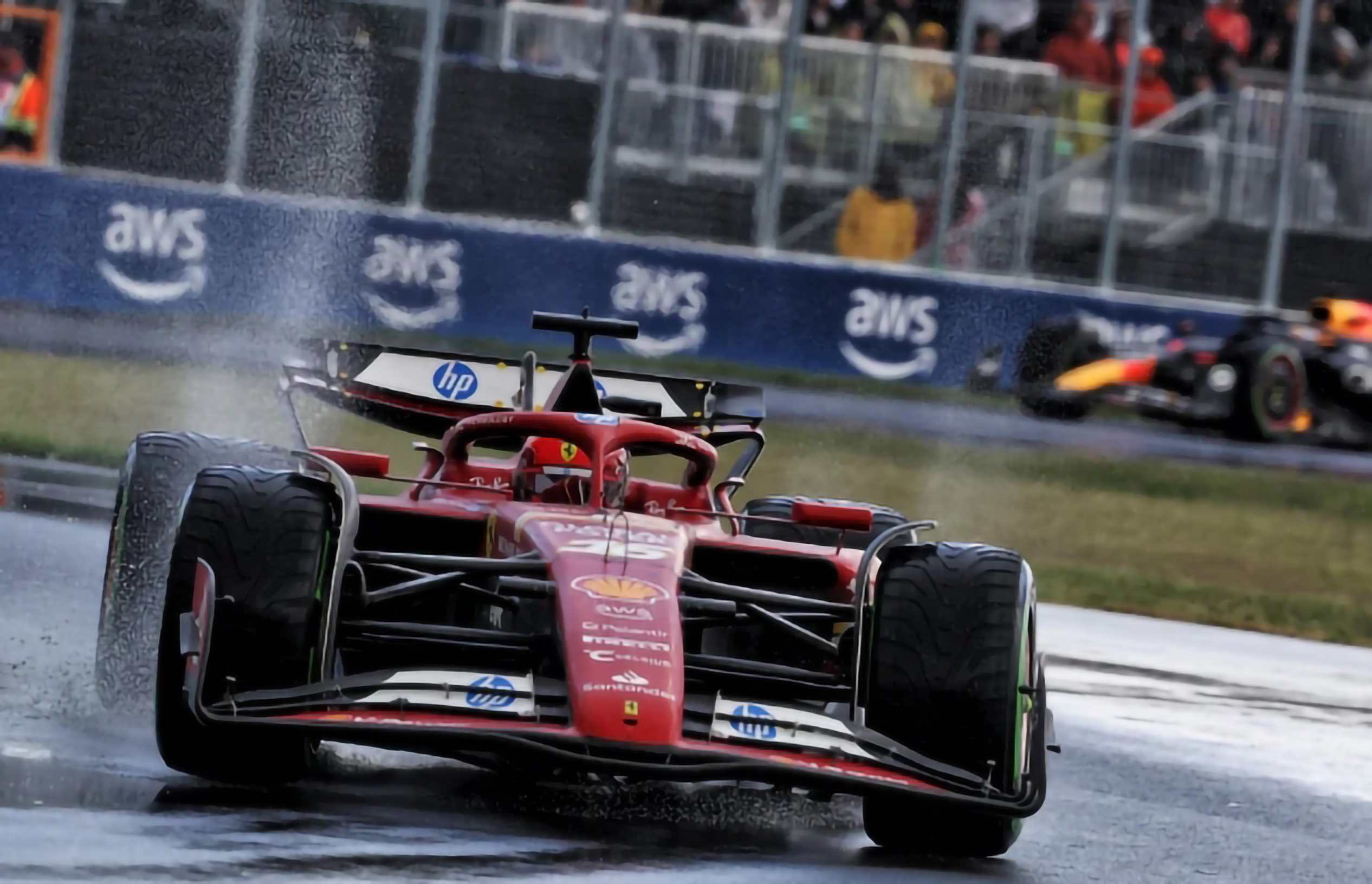 爱游戏官网-法拉利险胜红牛车队，塞恩斯点燃赛场