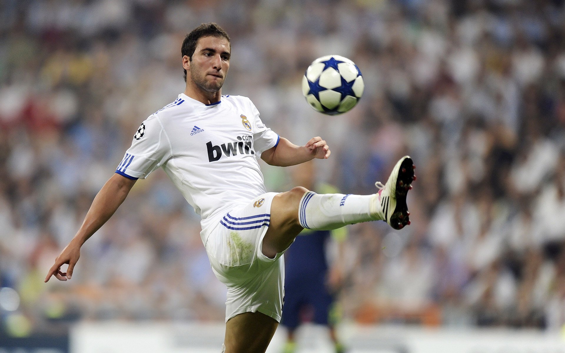 当足球成为艺术品,基米希在欧冠半决赛之夜的一脚重绘边后卫史