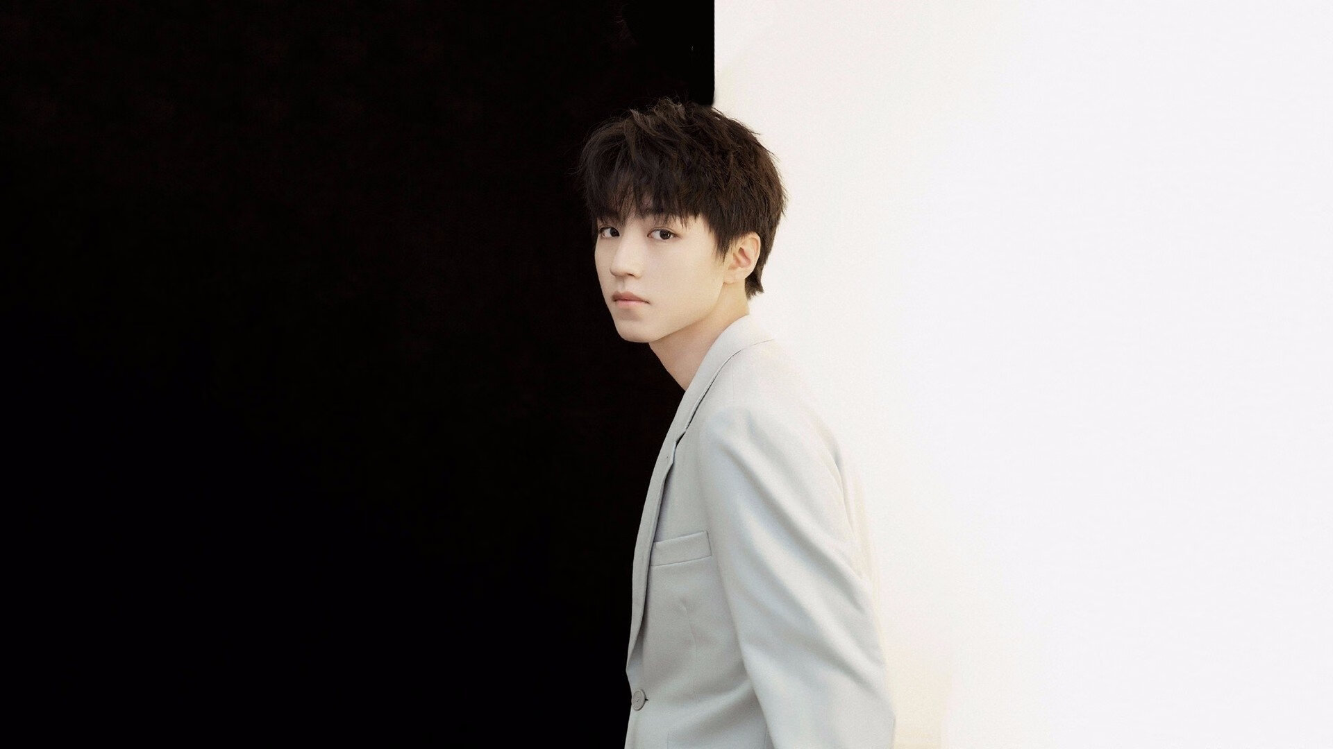 跨界热浪,当雷霆冲垮雄鹿,库里在西甲国家德比接管比赛