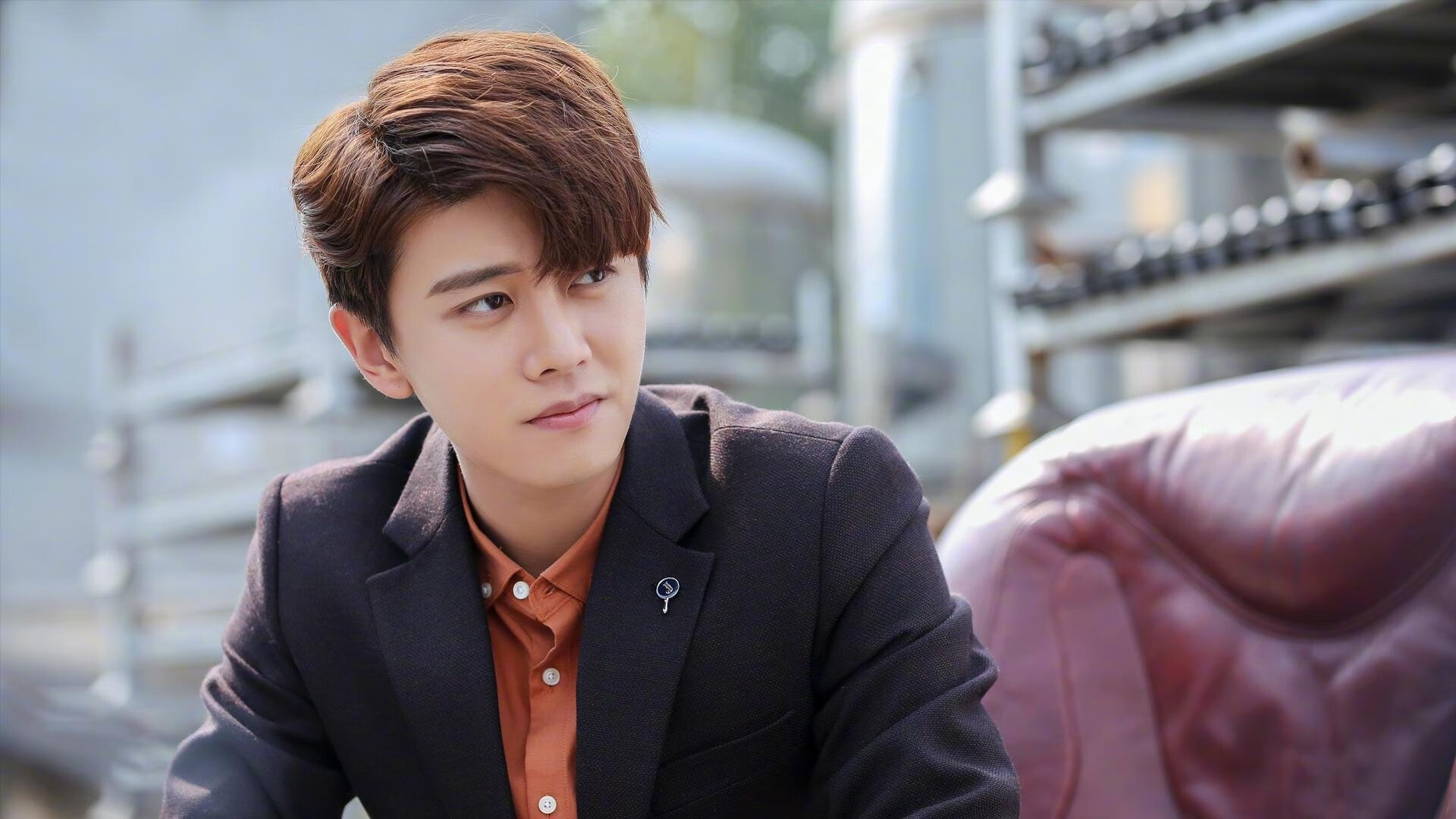 霓虹深渊与引擎轰鸣,阿尔瓦雷斯的午夜救赎